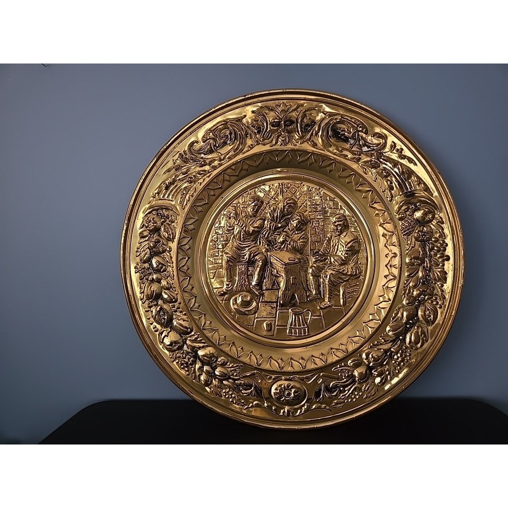 HAMMERED BRASS REPOUSSE WALL PLATE HANGING CHARGER TRAY MEN IN TAVERN PUB‎ SCENE